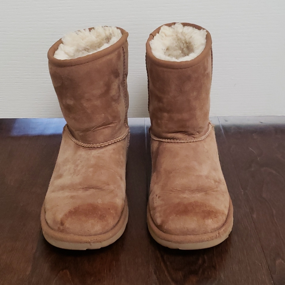 Girls UGG boots. Chesnut color. Size 4.